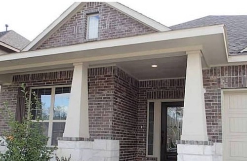 Conroe House | Family Friendly Stay with Parks and Pool Nearby