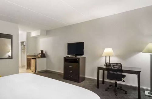Mundelein Hotel | Family-Friendly Suites w/Breakfast Near Six Flags Great America