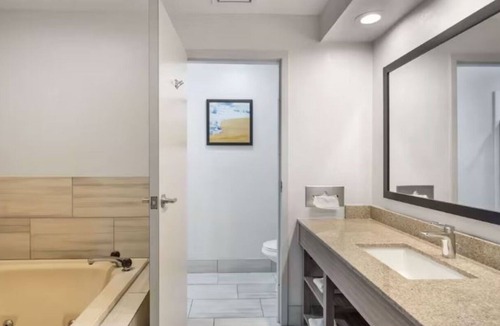 Mundelein Hotel | Family-Friendly Suites w/Breakfast Near Six Flags Great America