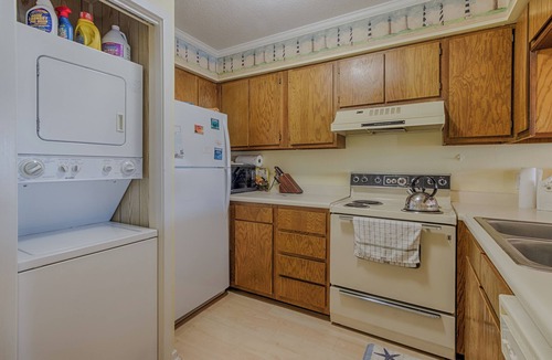 Morehead City Condo | Family-Friendly Beach Escape – 2BR Condo with Resort Amenities
