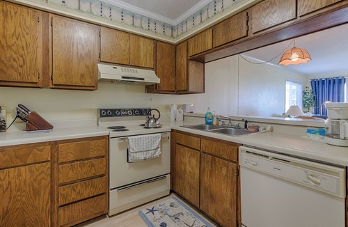 Morehead City Condo | Family-Friendly Beach Escape – 2BR Condo with Resort Amenities