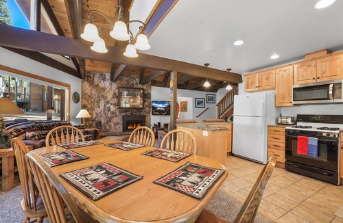 Montgomery Estates Cabin | Family Friendly-Prestigious Neighborhood-10 Min. to Lake, Hiking, Quiet Area, AC