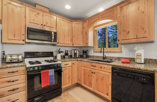 Montgomery Estates Cabin | Family Friendly-Prestigious Neighborhood-10 Min. to Lake, Hiking, Quiet Area, AC