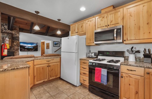 Montgomery Estates Cabin | Family Friendly-Prestigious Neighborhood-10 Min. to Lake, Hiking, Quiet Area, AC