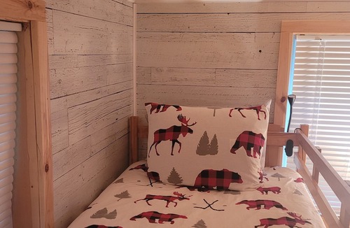 Armour Cottage | Family Friendly Waterfront Cottage on Three Mile Lake
