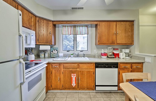 Wildwood House | Family-Friendly Wildwood Townhome ~ 3 Mi to Beach