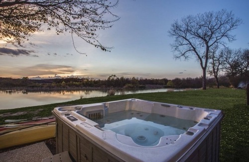 Dennis House | Family/Friends Getaway On The Brazos River