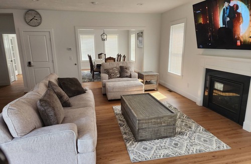 Leicester House | Family & Friends Vacation House