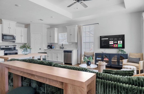 Bonham House | Family Fun Getaway| Game Room| Fire Pit| Mini Golf