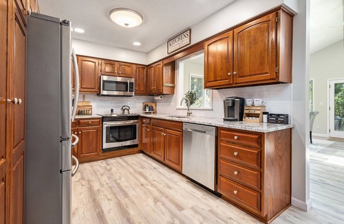 Stevensville House | Family Fun House: Hot Tub*Ping Pong*Nintendo*Fire