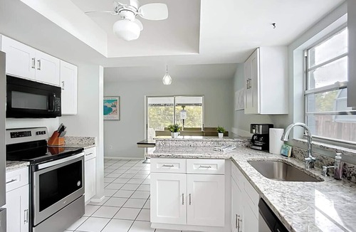 Bayshore Gardens House | Family Fun House: Pool & Mini-Golf