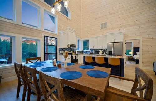 Broken Bow Cabin | Family Fun HQ: Arcade, Mini Golf & Frisbee Golf
