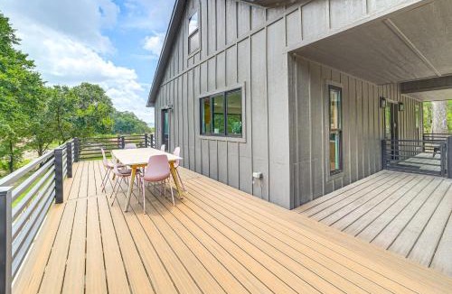 Hoyt House | Family Fun! Lake Eufaula Home w/Wraparound Deck
