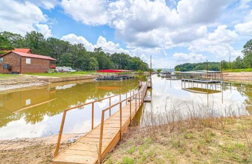 Hoyt House | Family Fun! Lake Eufaula Home w/Wraparound Deck