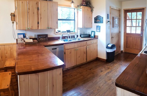 Morgan House | Family Fun, Large Deck, King Bed, Firepit, Serene, Lake Close by, Activities