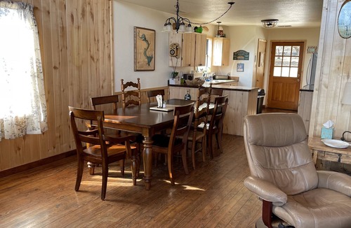 Morgan House | Family Fun, Large Deck, King Bed, Firepit, Serene, Lake Close by, Activities