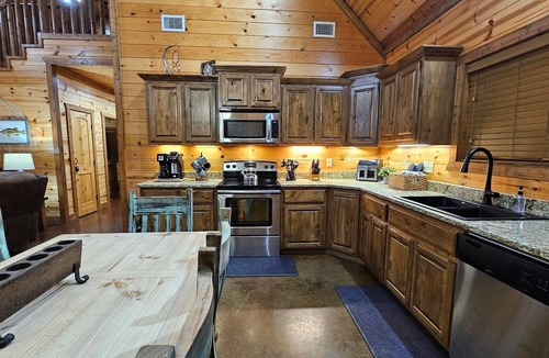 Hochatown Cabin | Family Fun Lodge: Arcade + Pool Table + Hot Tub + Boat Parking