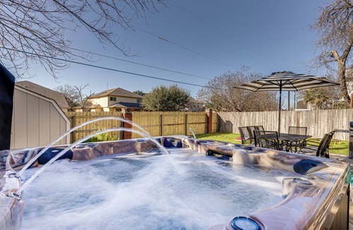 San Antonio House | Family Fun Near Six Flags & Sea World Hot Tub Game Room Yard Games 3 King Beds