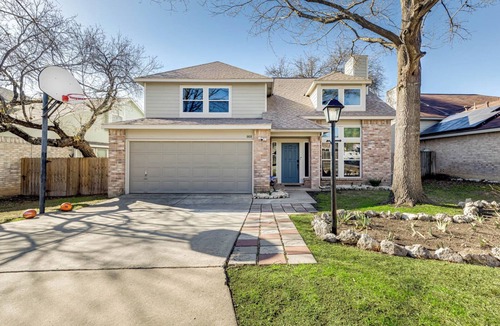 San Antonio House | Family Fun Near Six Flags & Sea World Hot Tub Game Room Yard Games 3 King Beds