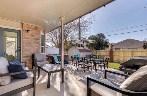 San Antonio House | Family Fun Near Six Flags & Sea World Hot Tub Game Room Yard Games 3 King Beds
