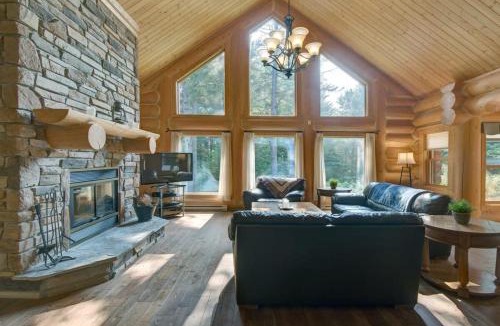 Fiddler Lake Resort Ski Chalet | Family fun private outdoor hot tub