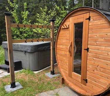 Fiddler Lake Resort Ski Chalet | Family fun private outdoor hot tub