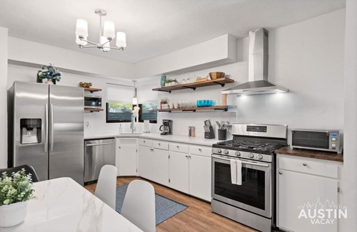 Cherrywood House | Family-Fun Ready! Pool Table, Cowboy Pool & BBQ Mins to Mueller Lake, UT Stadium
