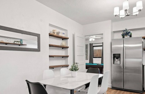 Cherrywood House | Family-Fun Ready! Pool Table, Cowboy Pool & BBQ Mins to Mueller Lake, UT Stadium