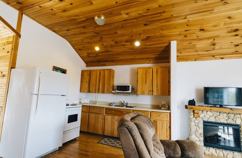 Green Gables House | Family Fun Retreat: Modern 2BR Cottage near Cavendish Beach, Shops & Attractions