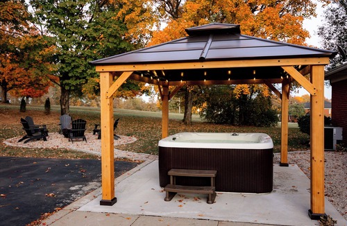Midway House | Family Fun Retreat - Pickleball, 9 Hole Mini Golf, Hot Tub + Fire Pit + Jukebox