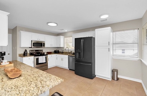 Willis House | Family Get Away-Lake Conroe Pool & Big Yard With King Bed