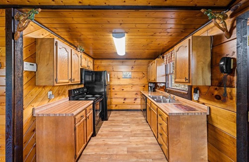 Gatlinburg Cabin | Family Getaway-2 King Beds-5 Star Cabin Near Dolly-Bear Sightings- Amazing View