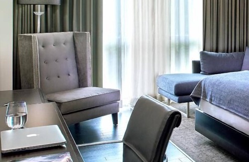 West Plaza Hotel | Family Getaway! 2 Spacious Units, Pool, Pets Allowed Near Rockhurst University!