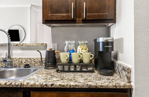 Southside Apartment | Family Getaway | 3BR2BA | Pool, Gym, Park