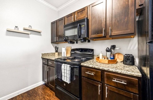 Southside Apartment | Family Getaway | 3BR2BA | Pool, Gym, Park