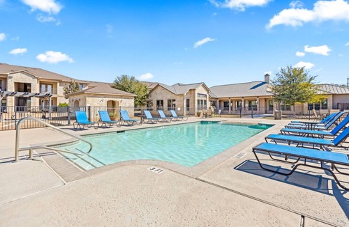 Southside Apartment | Family Getaway | 3BR2BA | Pool, Gym, Park