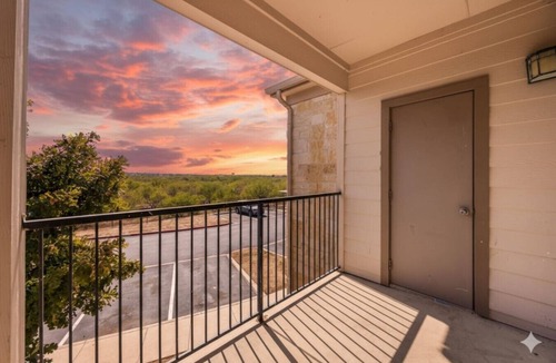 Southside Apartment | Family Getaway | 3BR2BA | Pool, Gym, Park