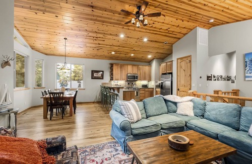 Kings Beach House | Family Getaway | Bunk Room, Queen Suite, Near Shops, Dining & Lake Tahoe Fun!