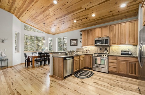 Kings Beach House | Family Getaway | Bunk Room, Queen Suite, Near Shops, Dining & Lake Tahoe Fun!
