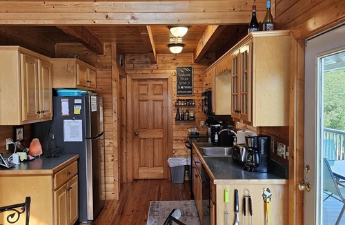 Blairsville Cottage | *FAMILY GETAWAY*Deck/Firepit/HOT TUB & Fireplace