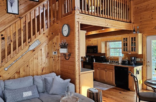 Blairsville Cottage | *FAMILY GETAWAY*Deck/Firepit/HOT TUB & Fireplace