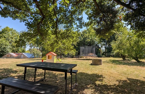 Valencay Cottage | Family Getaway Near Château de Valençay with Private Terrace