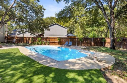 Flower Mound House | Family Getaway with Pool & Fire Pit