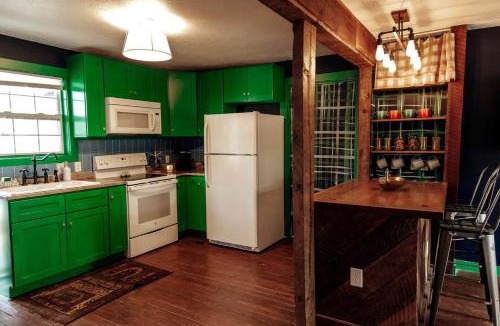 Tracy City House | Family Glampsite: A Unique Cabin Retreat for Adventure in Tracy City, TN