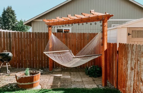 East Wenatchee House | Family & Group friendly home w/large hammock & game room near Leavenworth!