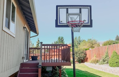 East Wenatchee House | Family & Group friendly home w/large hammock & game room near Leavenworth!