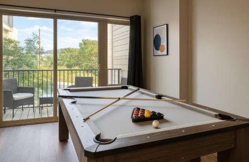 Glen Iris Apartment | Family Group Retreat 3 Queens Pool Table 2nd