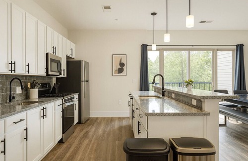 Glen Iris Apartment | Family & Group Retreat|3 Queens Beds + Pool Table 2nd