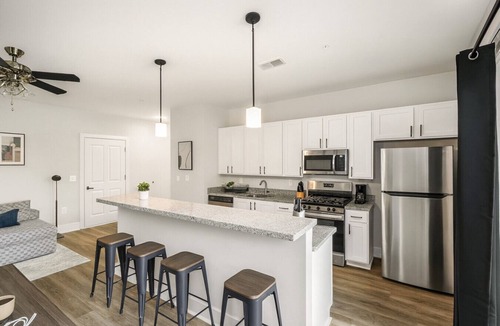 Glen Iris Apartment | Family & Group Retreat|3 Queens Beds + Pool Table 2nd