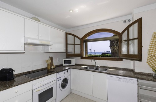 L'Hospitalet de l'Infant Ski Chalet | Family House with Pool on the Beachfront · UHC ARENAL 163